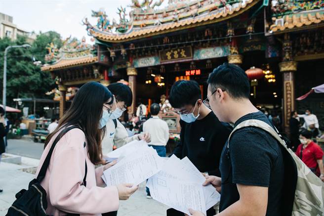 香火鼎盛的文昌宫涌现前来参拜的考生，有研究生拿出一迭研所准考证前来祈求金榜题名。(郭吉铨摄)