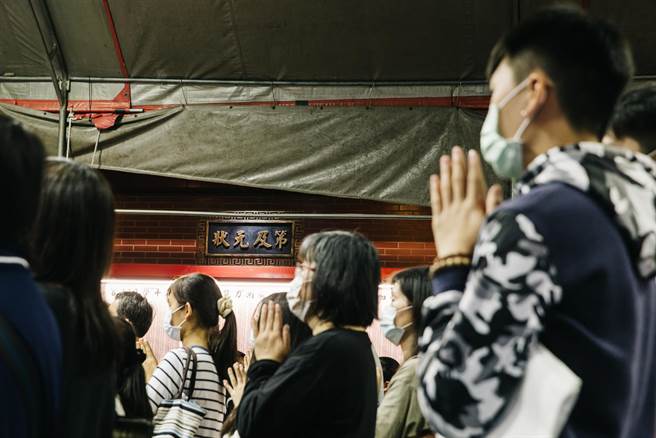 前来参拜的考生，祈求状元及第。(郭吉铨摄)