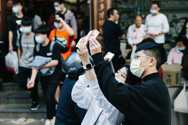 香火鼎盛的文昌宫涌现前来参拜的考生。(郭吉铨摄)