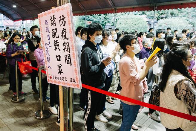 碰上庚子大疫的考生，口罩无不戴好戴满。(郭吉铨摄)