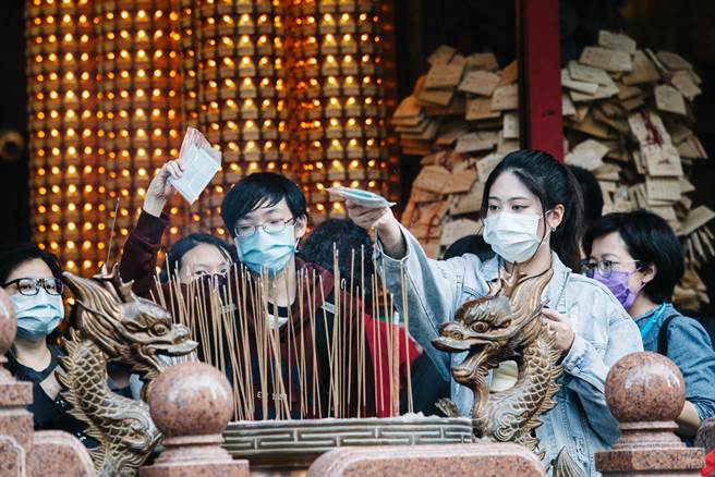 碰上庚子大疫的考生，口罩也不忘拿来过香炉，祈求试场上平安、顺利。(郭吉铨摄)