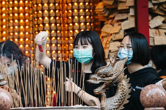 香火鼎盛的文昌宫涌现前来参拜的考生。(郭吉铨摄)