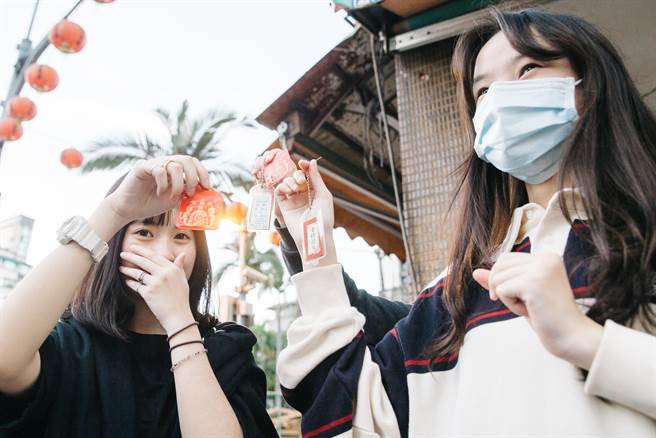 几名考生秀出刚过香炉的金榜题名平安符。(郭吉铨摄)