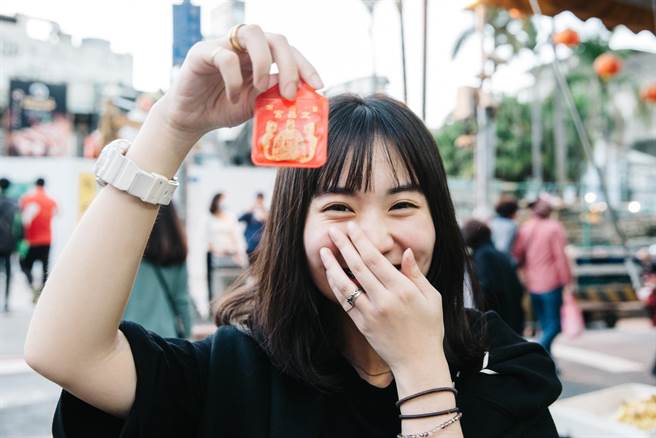 香火鼎盛的文昌宫涌现参拜人潮，一名考生秀出刚过香炉的金榜题名平安符。(郭吉铨摄)