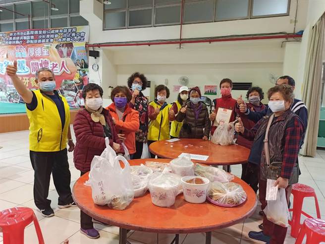 汐止厚德里长陈有谅（右3）揪团送42桌年菜。（新北市社会局提供）