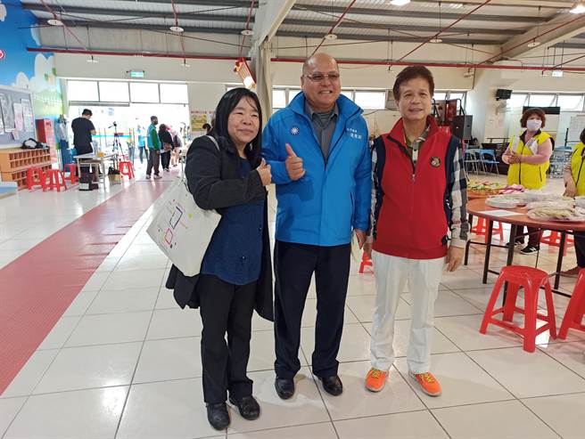 社会局主秘吴淑芳（左）到场感谢汐止厚德里长陈有谅（右）揪团送42桌年菜。（新北市社会局提供）