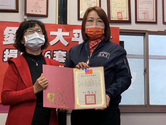 许秀能颁赠感谢牌给刘美芳议员（右）。（新北市社会局提供）