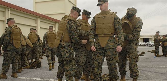 防弹背心已经是军警出任务的标配。(图/美国陆军)