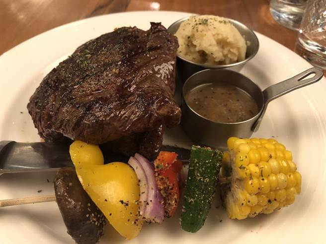 史坦利美式牛排大江店预计1月25日赠送100份舒肥炭烤雪花牛排餐给部立桃园医院医护人员。（图／业者提供）