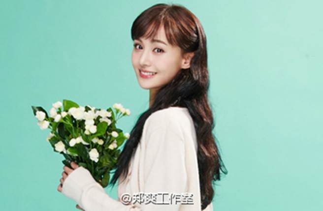 大陆女星郑爽因代孕弃养风波，惨遭广电总局明文封杀。(取自郑爽微博)