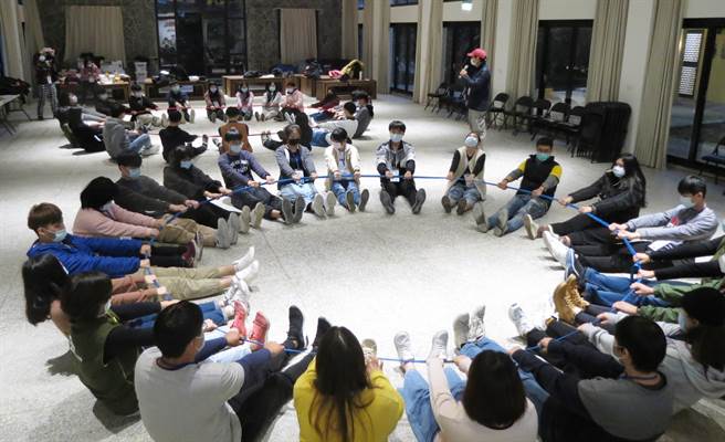 基督教芥菜种会长期致力弱势儿少贫穷议题，针对大专生举办为期四年的「多走一哩路」培力计画，于寒假期间举办「大专领导培力营」活动。（主办单位提供）