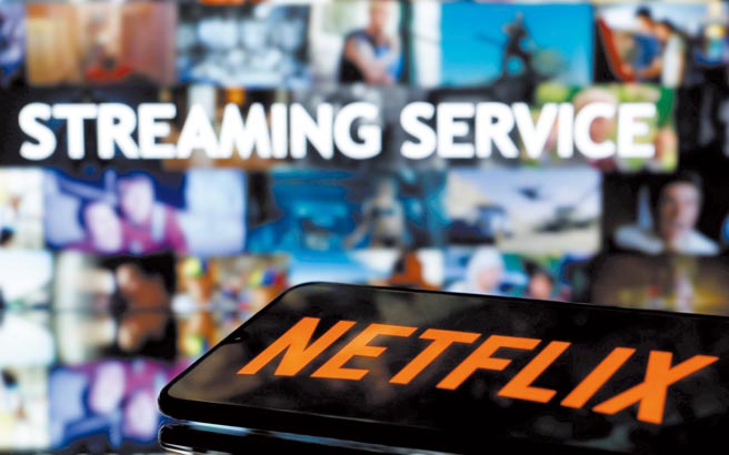 新冠疫情造就全球大批人口宅在家，助长家庭娱乐。网飞去年一共新增3,700万名用户。图／路透