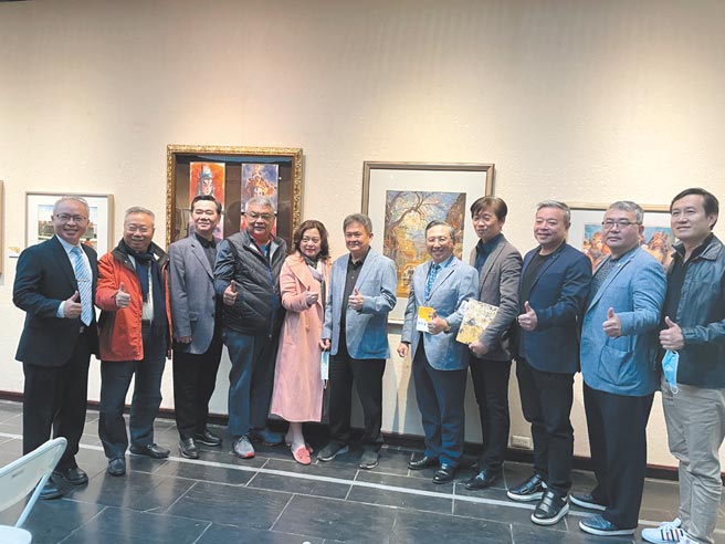 郭宗正（右五）为台南亿载会导览画作的发想与故事。图／周荣发