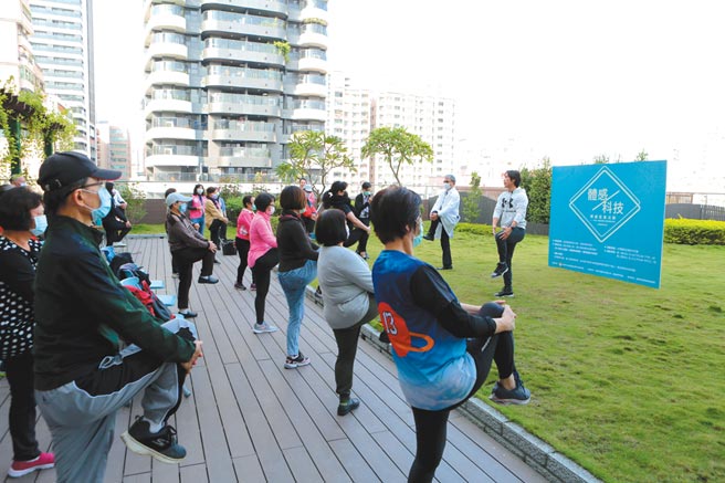 大同医院打造智慧长照，藉体感科技与长者互动，现场并邀请物理治疗师讲解及带动，大同医院副院长黄炫迪也亲临现场互动。图／高雄市立大同医院提供