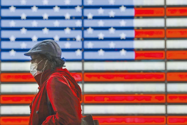 美国疫情严重，图为戴口罩民眾行经纽约时报广场第七大街。（美联社）