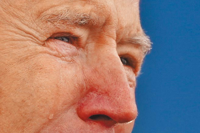 美国总统拜登于就职前夕，在家乡发表辞行演说，当他提及因脑癌去世的儿子波欧时，泪流满面。（美联社）