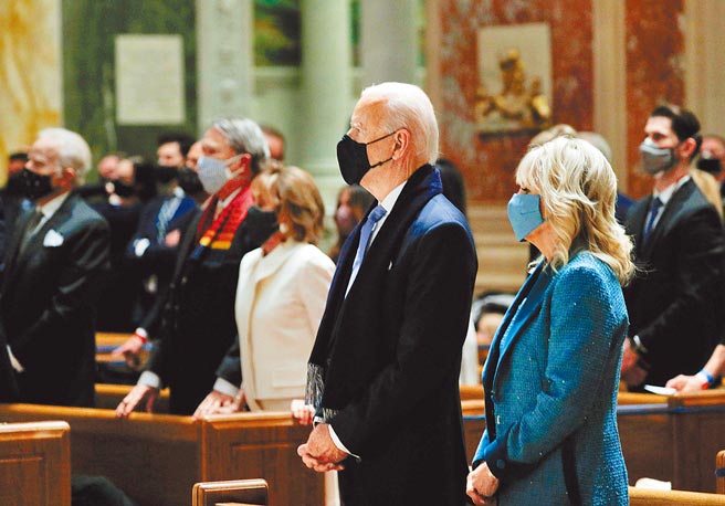美国总统拜登和夫人吉儿20日于总统就职典礼前，前往华府圣玛窦天主堂望弥撒。爱尔兰裔的拜登，是继甘迺迪之后，美国史上第二位信奉天主教的总统。（路透）