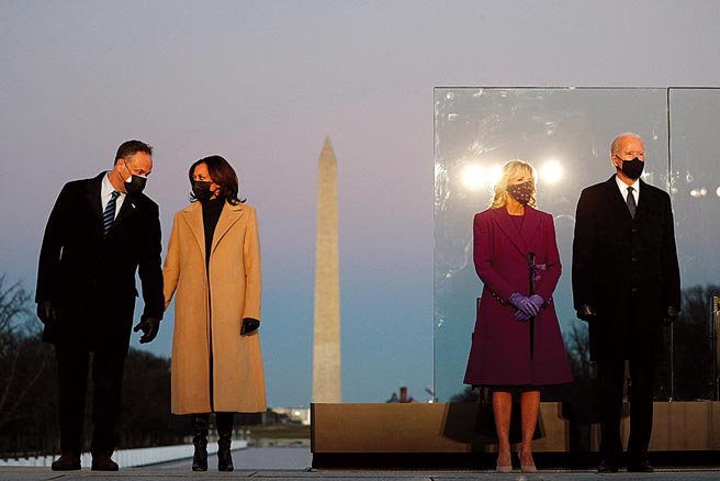 新上任的美國副總統賀錦麗，除了是美國史上第一位擔任此職位的女性，也是第一位有黑人和印度血統的副總統。圖為美國新總統拜登（右）與他的妻子；美國新副總統賀錦麗（左二）與她的先先。（路透）