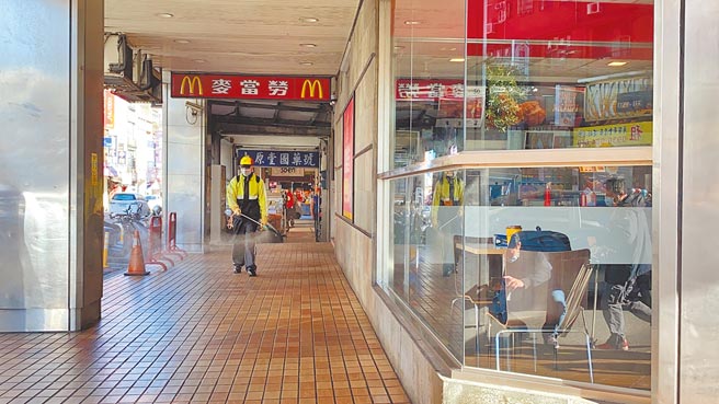 指挥中心20日公布麦当劳桃园三民店有染疫足迹，业者紧急在下午3时30分宣布停业，环保局也到场消毒。（蔡依珍摄）