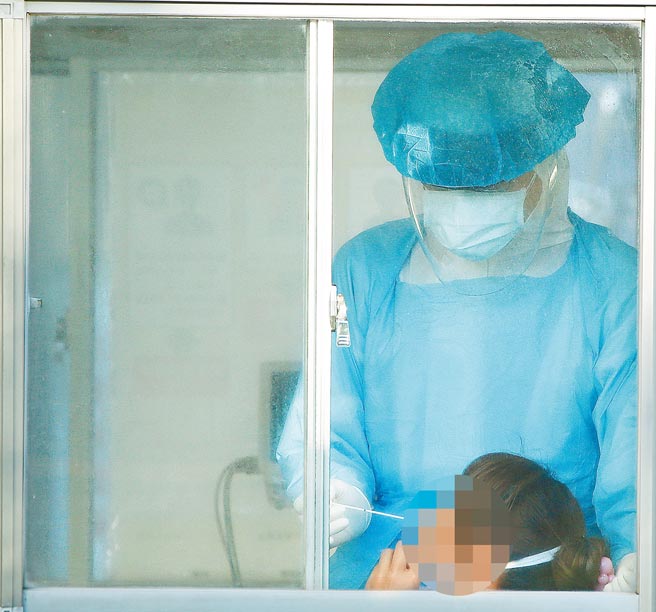 部立桃医院群聚感染事件，造成医护人员及家属看护多人染疫，20日该院医护人员持续前往户外检疫站採取检体化验。（陈怡诚摄）