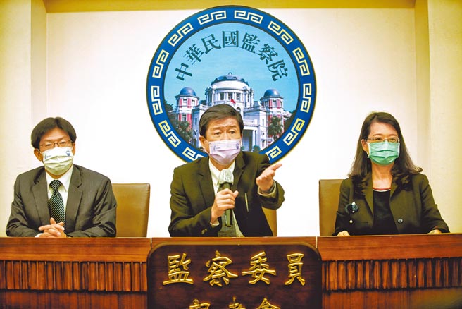 监察委员蔡崇义（中）、王美玉（右）、高涌诚（左）20日举行记者会，表示石木钦案调查局调查错漏百出，且涉有曲意迴护之嫌。（陈信翰摄）