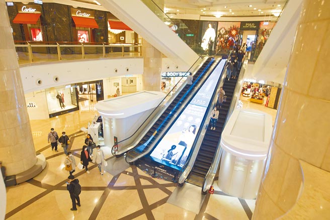 中央大学台湾经济研究中心执行长吴大任表示，农历年前正是大额消费的旺季，疫情走入社区恐怕影响内需消费，进而衝击经济表现。（杜宜谙摄）