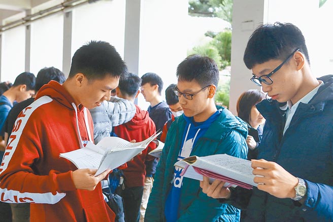 图为去年大学学测登场，大多考生在考前复习功课。（本报资料照片）
