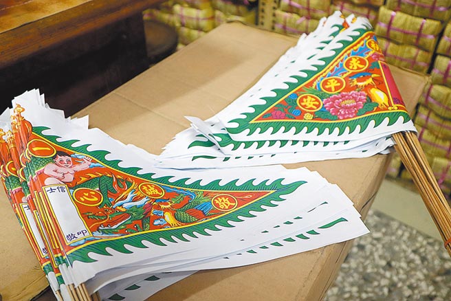 新冠肺炎疫情再度升溫，大型遶境、廟會相繼取消，也連帶衝擊民俗用品業者生意，圖為祭祀用的普渡旗。       （李宜杰攝）