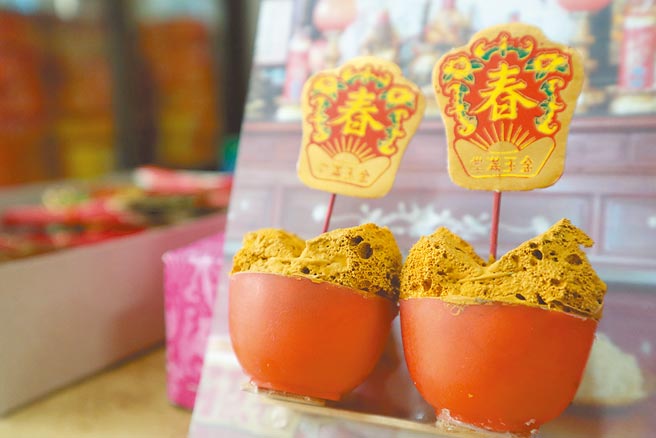 随时代变迁，一般家庭多半已不再使用传统民俗用品，祭祀也能简则简，但近年来传统民俗用品却反成收藏用途，且朝精致化、客制化发展，图为饭春。（李宜杰摄）