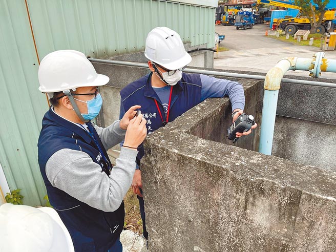 花莲县环保局到台铁花莲机务段採检，发现土壤及地下水土壤总石油碳氢化合物超标，近日2度採样。（花莲县环保局提供／王志伟花莲传真）