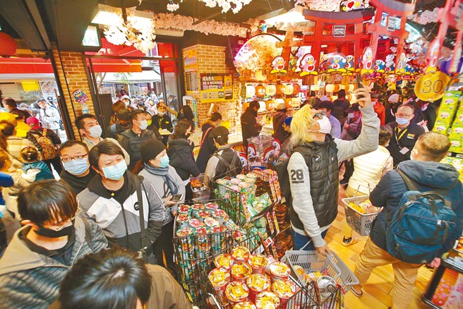 日本知名连锁零售店「唐吉诃德」19日来台在西门町开幕，儘管新冠肺炎疫情升温，排队人潮仍爆满。（杜宜谙摄）