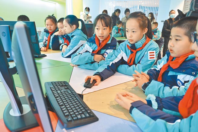 大陆线上教育行业正热门，一年可吸引超过100亿美元的资金活水。图为福建福州某学校与网路公司打造的「创客教室」。（新华社）