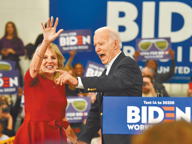 对拜登上台后的中美关系发展，上海国际问题研究院院长陈东晓表示，中美两国将开启新关系，期盼美国未来不要再仅以国内为考量，实施单边主义，伤害中美关系发展。图为拜登（右）与妻子吉尔。（中新社）