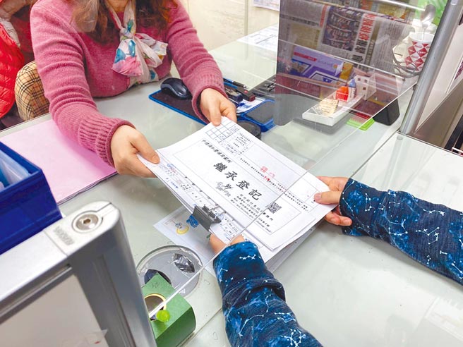 新竹县未办理登记的土地面积超过909公顷，399栋建物也面临无人继承的状况，新竹县政府地政处呼吁，勿逾期登记、办理，以免收到罚锾甚至遭到公开标售。（庄旻静摄）