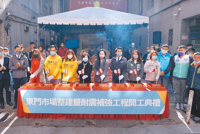 新竹市政府為加強東門市場硬體、提升環境舒適度，再斥資5300萬經費作改造，20日動工後預計年底完工。（陳育賢攝）
