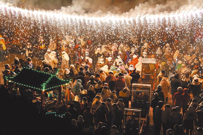 新冠肺炎疫情又起，加上农历春节将至，防疫措施紧缩，大型活动纷纷停办，从有歷史以来连年举办的台南盐水蜂炮可能会首度中断。（台南市政府提供／庄曜聪台南传真）