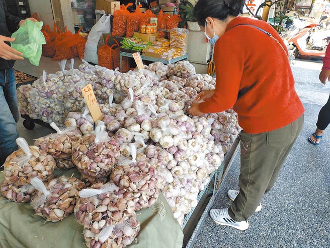 天价蒜头价格砍半，农历年后还有下降空间。（张朝欣摄）