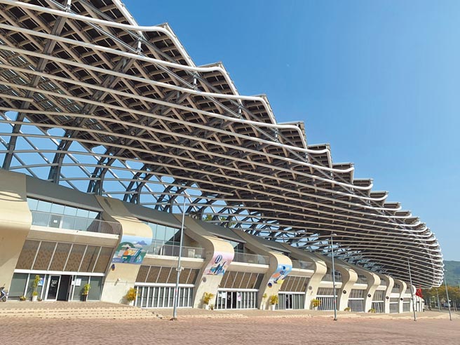 高雄国家体育场尾翼待青年局搬走后将委外活络。（曹明正摄）