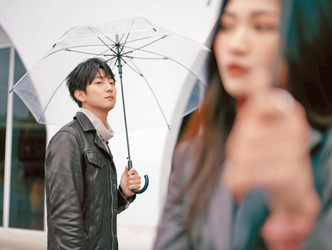 许书豪日前与漂亮女模一起拍摄新歌MV，互动浪漫。（玩转音乐提供）