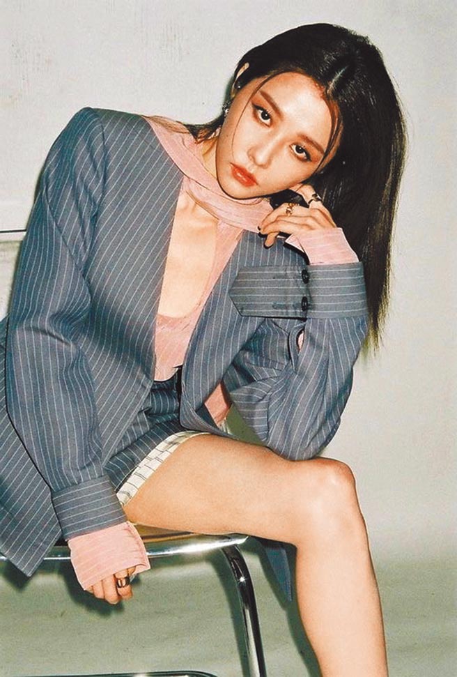 邵雨薇为其担任总编辑的数位杂志秀出美腿。（多曼尼提供）