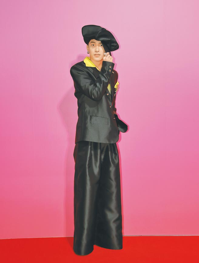 曾敬骅以一袭黑色正装搭配渐层黄色衬衫，与电影字体ME相互呼应，一登上红毯就受到粉丝尖叫欢迎。（罗永铭摄）