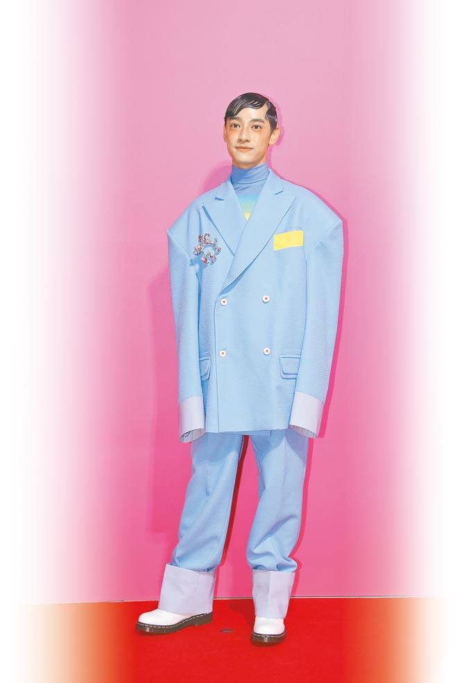 刘修甫以浅蓝色的大垫肩西装登场，袖口的翻领设计以及西装外套上的黄色色块，营造出年轻活泼的气息。（罗永铭摄）