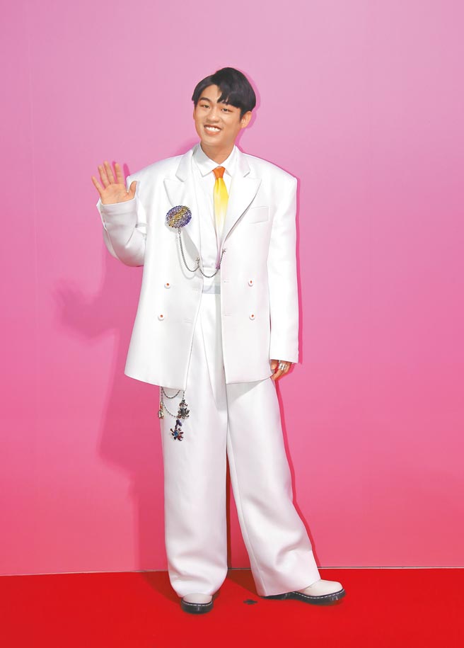 谢章颖以白色oversize正装登场，渐层领带与电影的「渐层」概念呼应。（罗永铭摄）