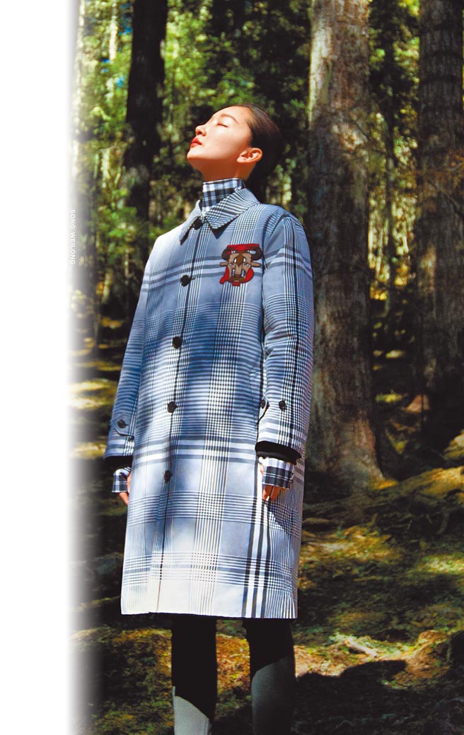 周冬雨担任《心春由你》女金角，超强演技让人入迷。（Burberry提供）