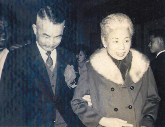 1970年左右父親鍾漢波少將任職海軍專科學校校長，偕母親參加晚會。（鍾玲提供）