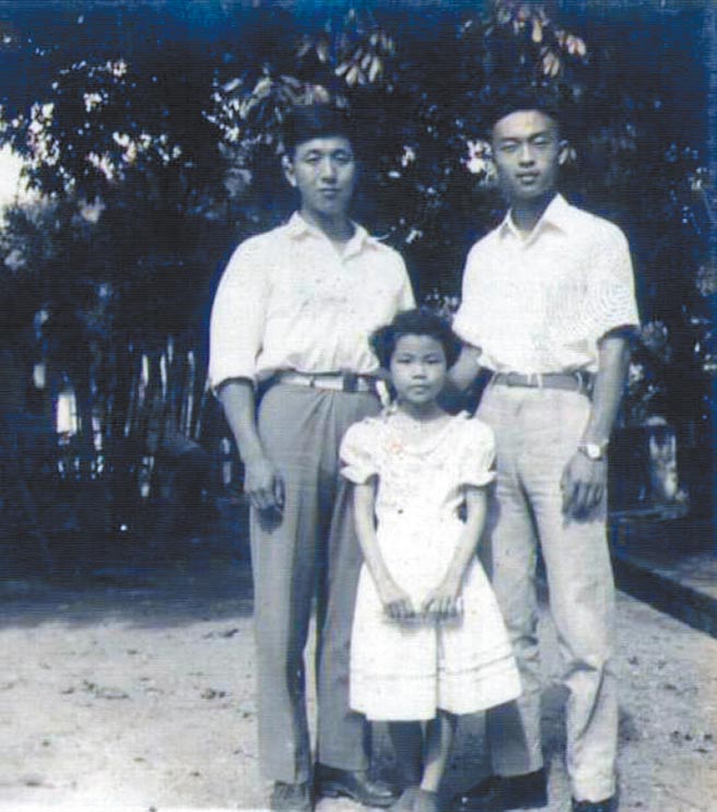 1954年攝於高雄內惟自強新村，左起周杰之老師、鍾玲、歐陽端老師。（鍾玲提供）