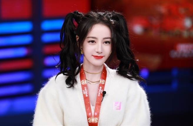迪丽热巴是今年北京春晚代言人。(取自迪丽热巴工作室微博)