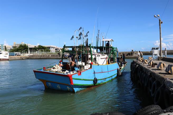 渔船老旧改建惹议，航港局、渔业署将南下与渔民对谈。图为东港渔港。（谢佳潾摄）