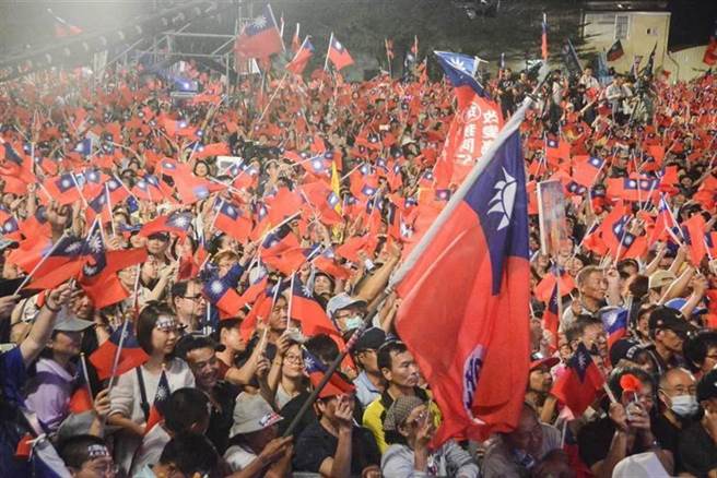 图为2019年6月15日，时任国民党总统参选人韩国瑜在云林造势，现场国旗飞扬景致。（本报系资料照）