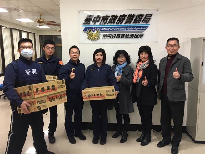 台中市政府警察局第四分局志工中队长吴惠玲（右二）偕同志工分队长黄美玉（右三）及分局长吴耀南（右一）向辛苦的员警慰勤，并致赠十大箱美味的花雕鸡麵。（民眾提供／卢金足台中传真）